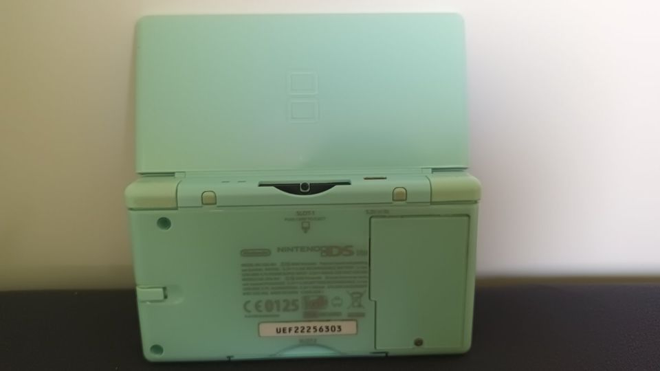 Nintendo DS Lite türkis (oberer Bildschirm defekt) in Mainz