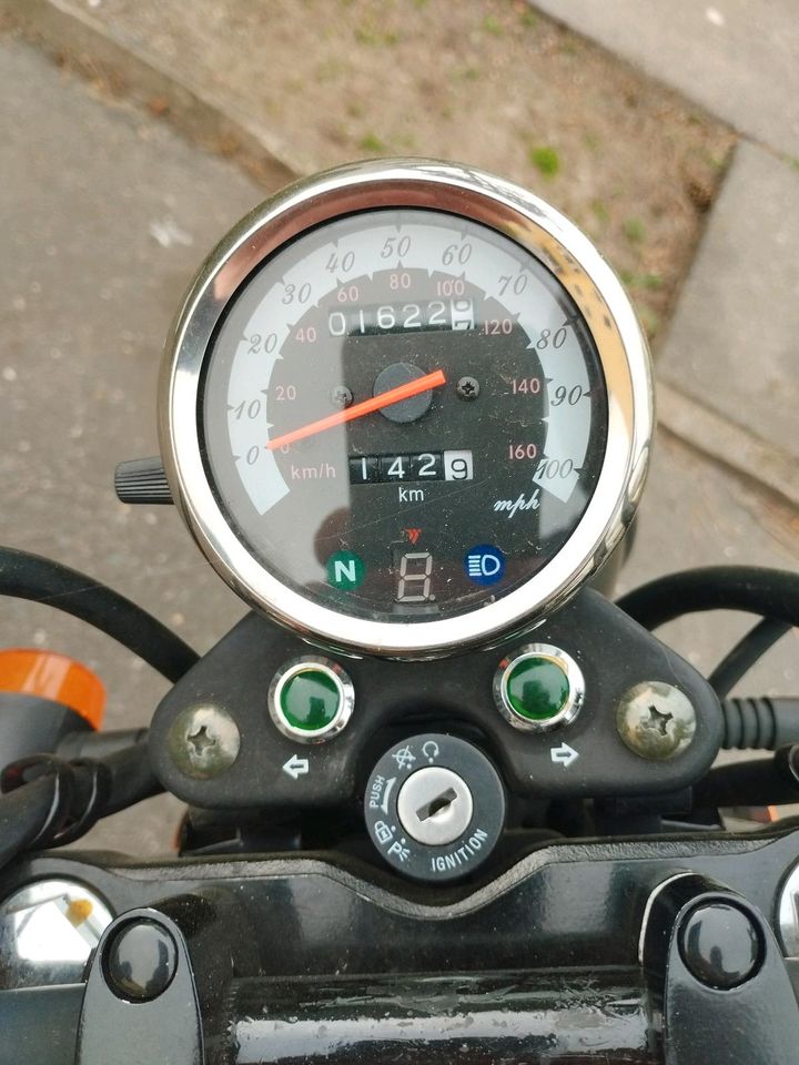 125 Honda Retro Motorrad Moped neuwertig 1000km! in Berlin