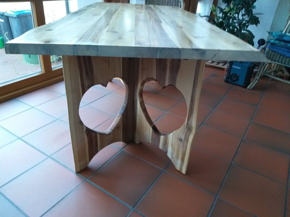 Tisch mit Herz in Wartenberg