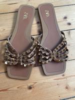 Slides von Zara - 38 - Nieten - Gold - Sandalen Nordrhein-Westfalen - Eschweiler Vorschau