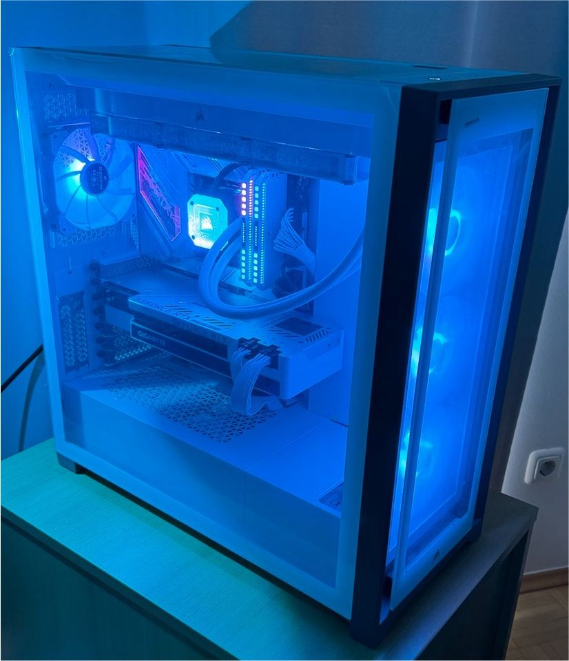 High-End Gaming PC in Weiß - Top Specs & Zustand in Neubiberg