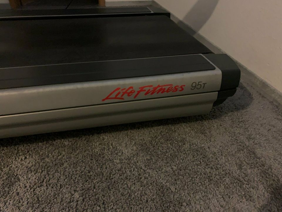 Life Fitness 95T Engage Laufband LCD Touch in Leimen