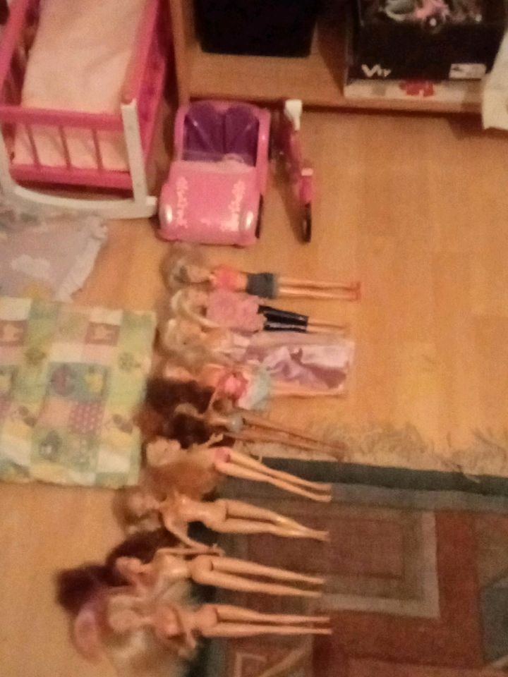 Puppen Barbies Möbel Klamotten Zubehör in Krefeld