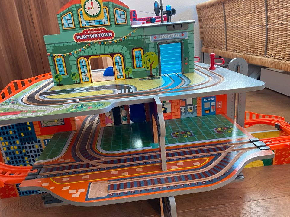 XXL Bahnhof Holzeisenbahn Playtive in Neu-Eichenberg