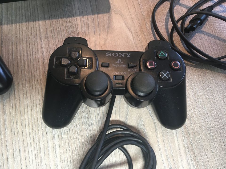 Sony Playstation 2 mit 4 Controllern und Memory Card in Detmold