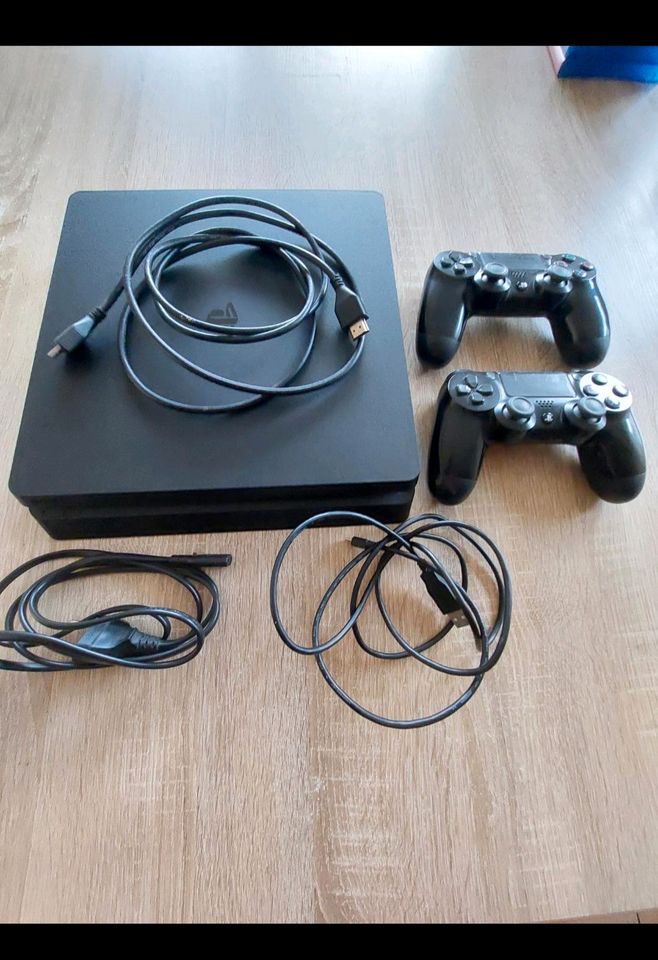 Ps4 Slim 1TB, 2 Controller, 4 Spiele in Rahden