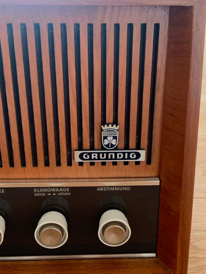 Grundig Röhrenradio Type 3040 Pha Plattenspieler + Schallplatten in Düsseldorf