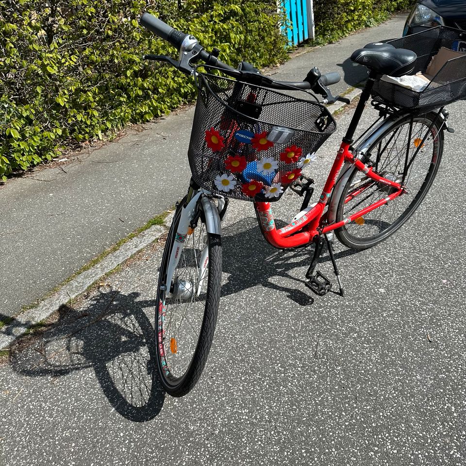 Rotes Fahrrad in Kiel