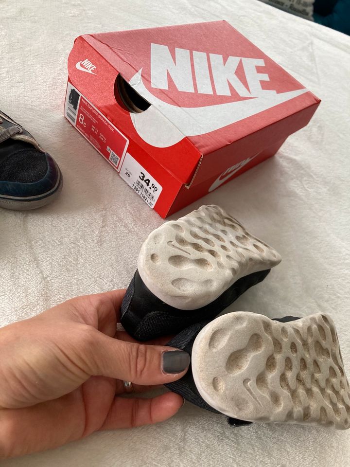 Kinderschuhe Größe 25 NIKE in Droyßig