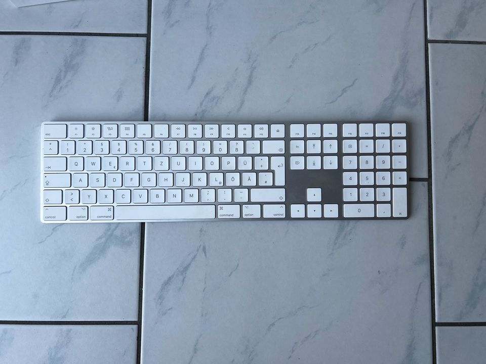 Apple Magic Keyboard + Numpad weiß + Tasche // WIE NEU in Bietigheim-Bissingen