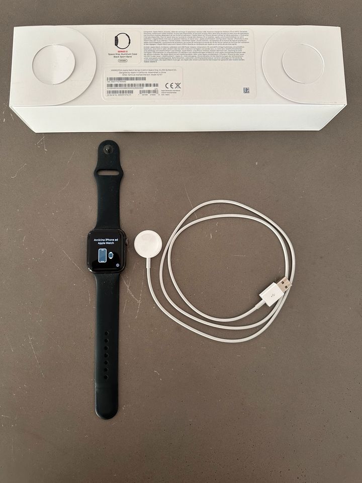 Apple Watch Series 5 - 44mm - Alu Space Gray - Cellular in Tappenbeck