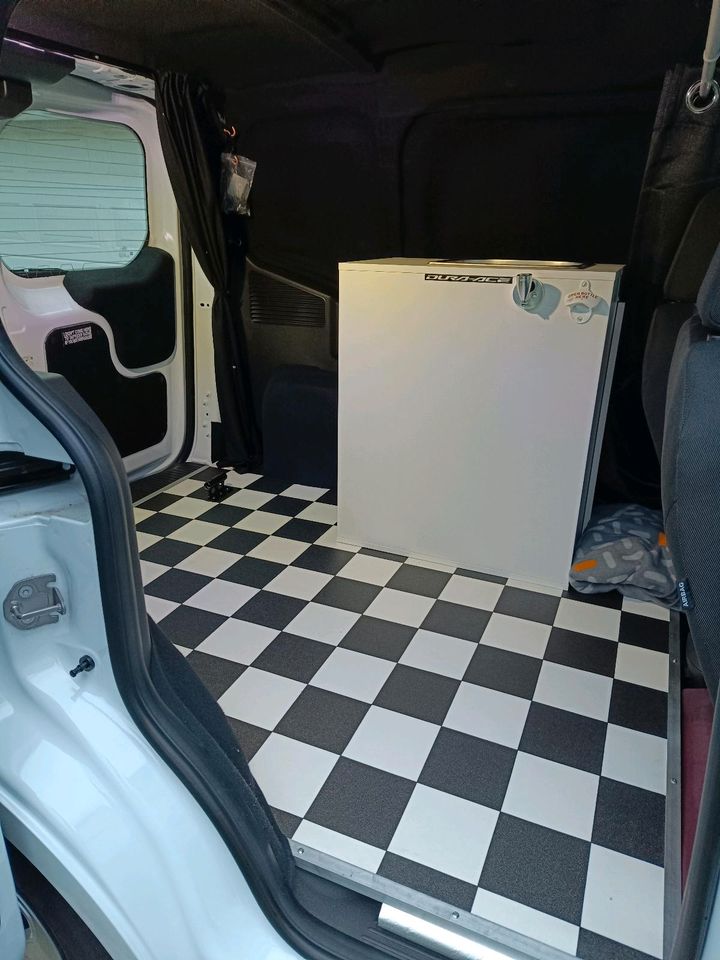 Ford Transit Courier Mini-Camper in Hanau