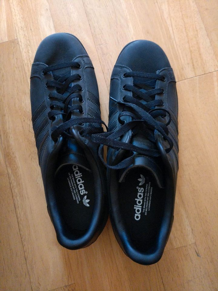 Adidas Herren Sneaker Größe 46 schwarz No nike in Schwalmstadt