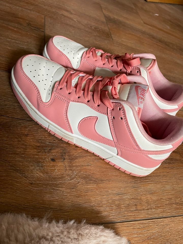 Nike Sneaker 39 Neuwertig Pink Weiß in Fürstenau