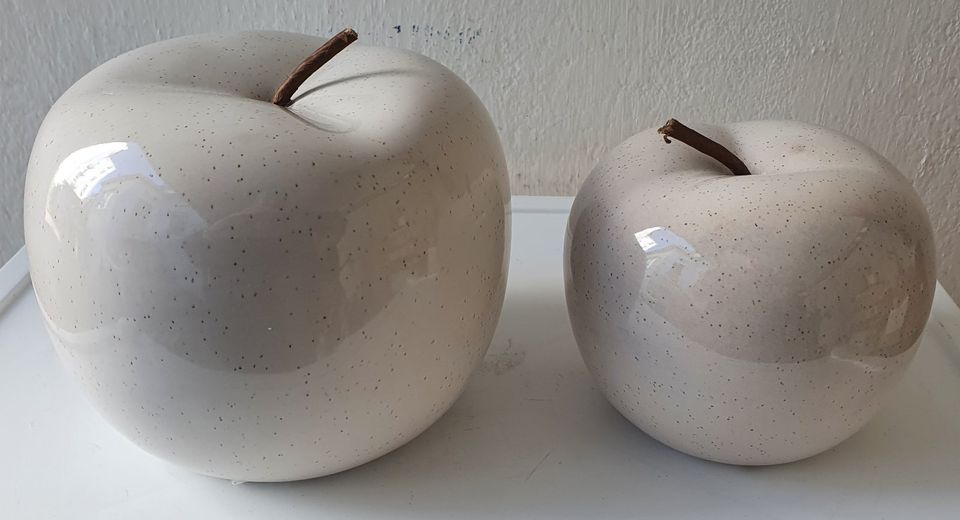 2 Keramikäpfel v. ErnstingsFamily, Ø ca.14+12cm, weiß gesprenkelt in Lübeck