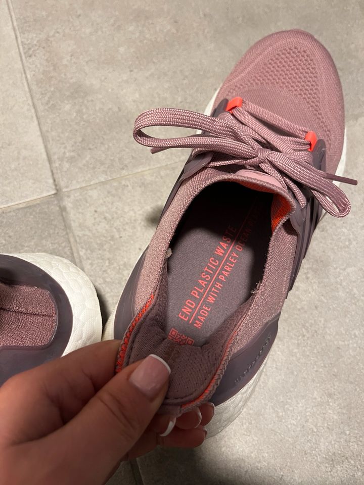 Adidas Laufschuh Ultraboost 22 Größe 38 in Bobingen