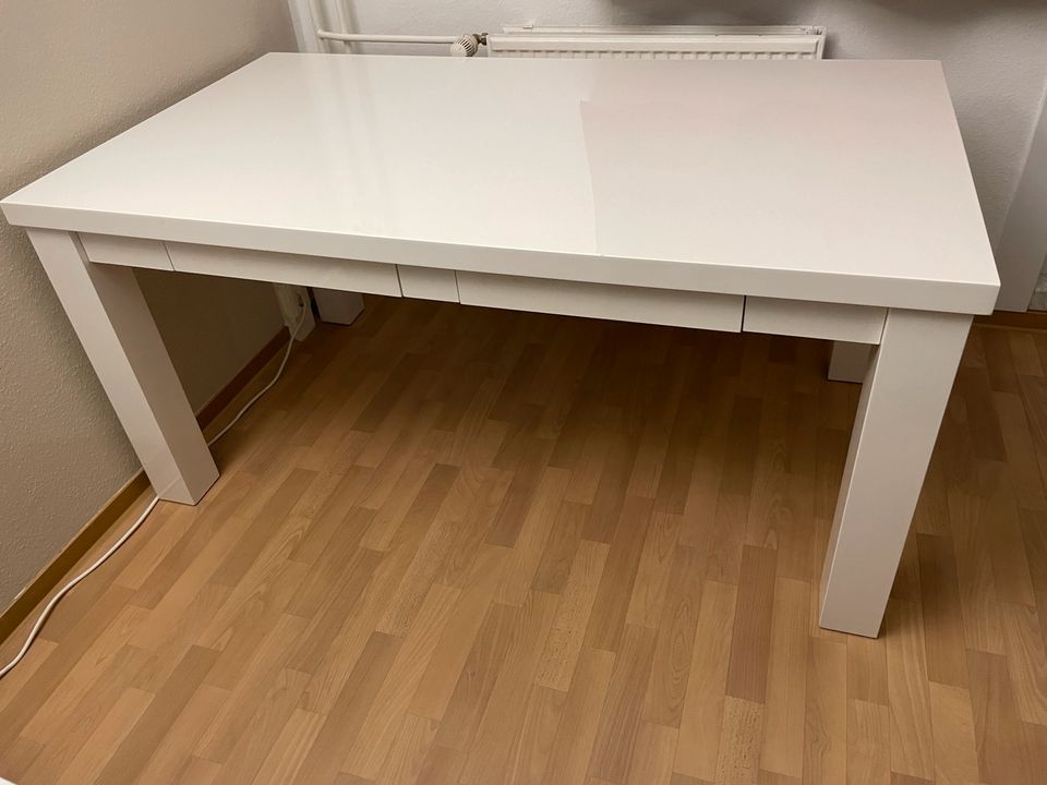 Weißer Esszimmertisch mit Schubladen in Berlin