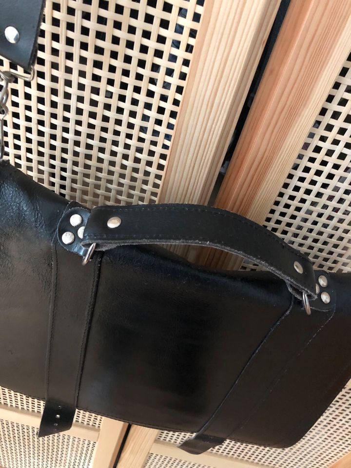 Schwarze Vintage Leder Tasche in Essen