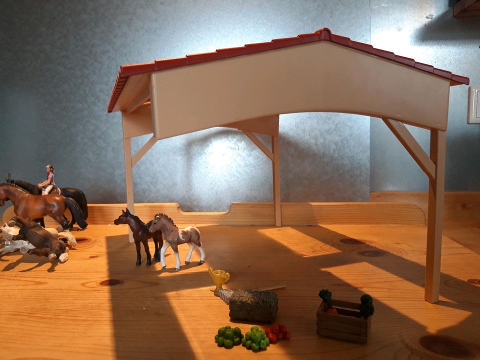 Schleich Stall, 7 Pferde, 2 Figuren in Schwäbisch Hall