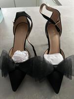Ungetragene High Heels mit Schleife Nordrhein-Westfalen - Borchen Vorschau