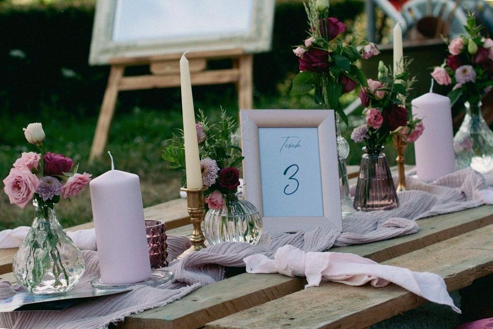 LEIHEN | Vasen rosa fuchsia | altrosa | Hochzeit | Tischläufer in Kappelrodeck