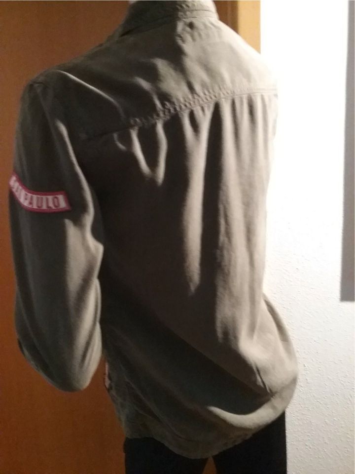 SUPERDRY MilitaryBluse oliv /Khaki mit Patch/Emblemen Gr. XS in Schwandorf