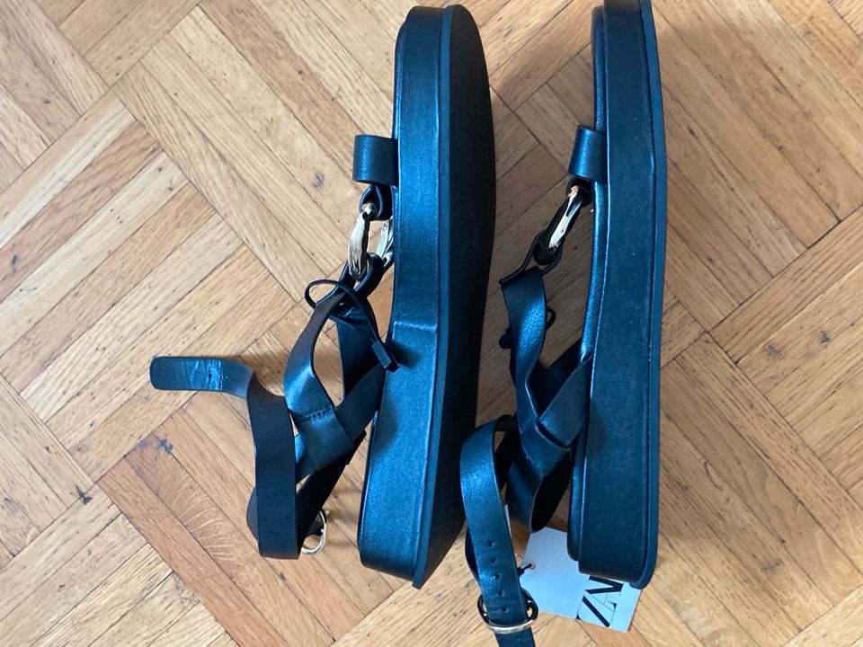 ZARA Sandalen schwarz Leder neu mit Etikett Gr. 41 in München