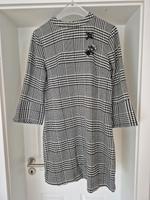 H&M Kleid Gr. 40 schwarz weiß Jacquard Aufnäher Damen wie neu Niedersachsen - Wetschen Vorschau