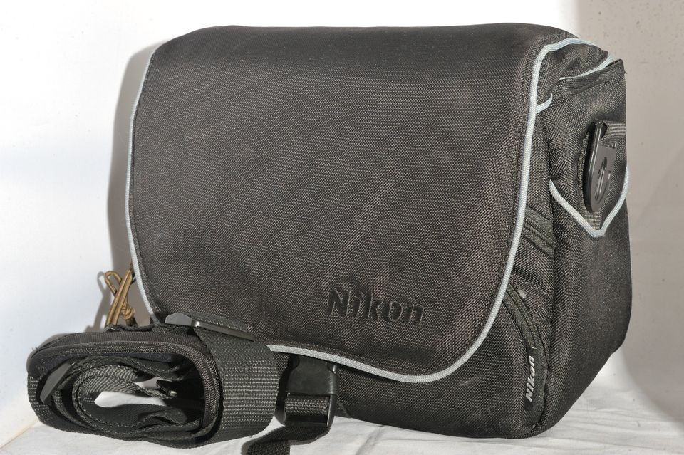 NIKON D7000 mit Nikkor AF s 18 -70mm, weiteres Zubehör in Braunschweig