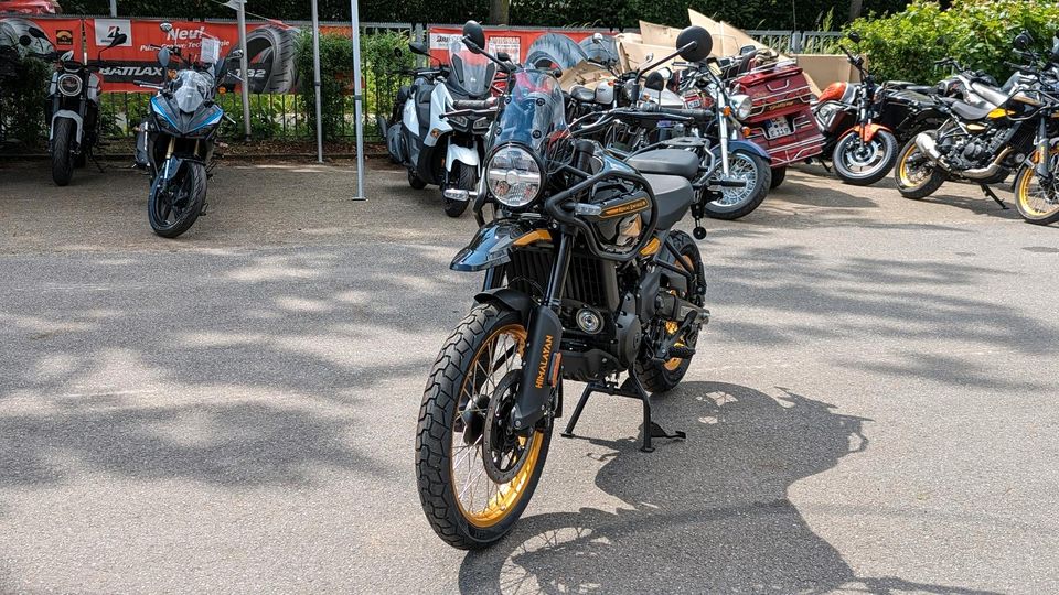 Royal Enfield Himalayan 450 (LC) NEU in Hanle Black in Celle