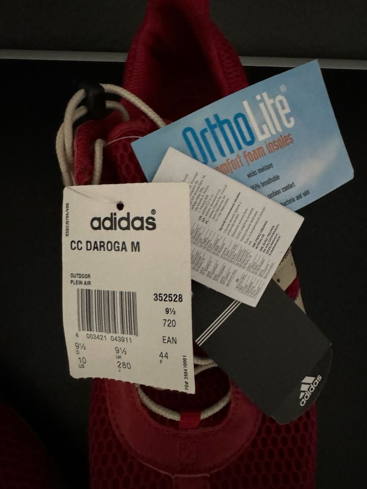 Adidas Daroga M NEU rot ohne Verpackung Gr. 44 in Villingen-Schwenningen