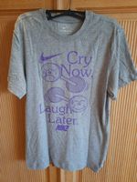 Nike T-Shirt "The Nike Tee" bedruckt grau lila Druck Gr. S Nordrhein-Westfalen - Leverkusen Vorschau