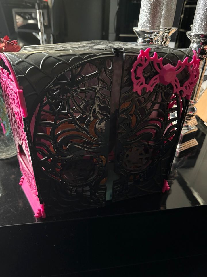 Monster High Puppen Spectras Partyraum+Sticker und Alben Paket in Zweibrücken