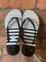 TOMMY HILFIGER*T-Strap*Zehentrenner*Gr.39–39,5*NEU*ETIKETT*NP–30$ Nordrhein-Westfalen - Brühl Vorschau