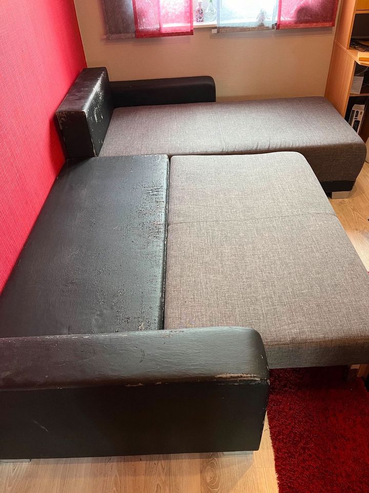 Großes Sofa mit Schlaffunktion in Kirchhain