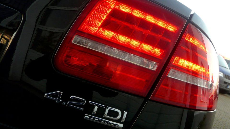 Audi A8 4.2 TDI quattro -FL-Leder 2-Softcl-SD-Bose-Standhz in Erfurt