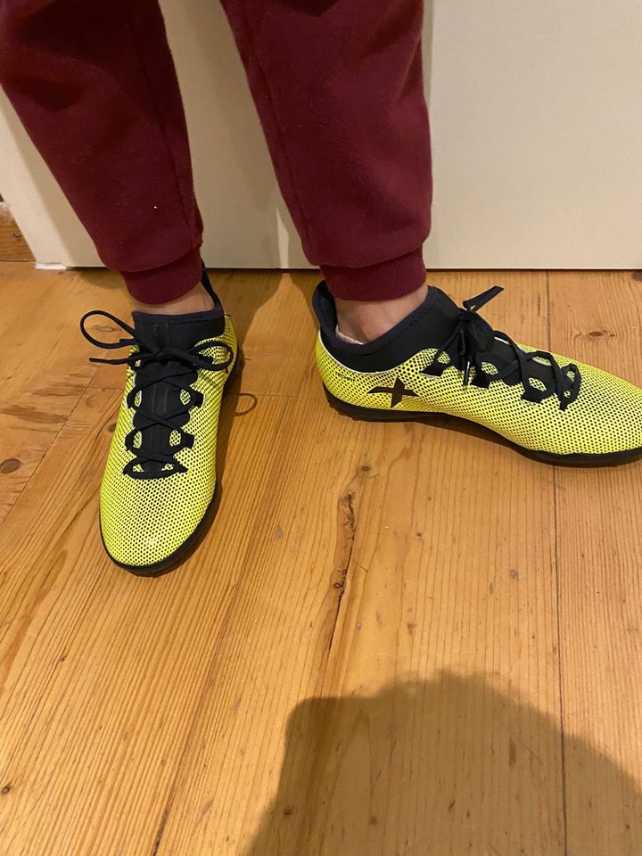 Sehr gut erhaltene Adidas Fußball Kunstrasen Schuhe in Appen