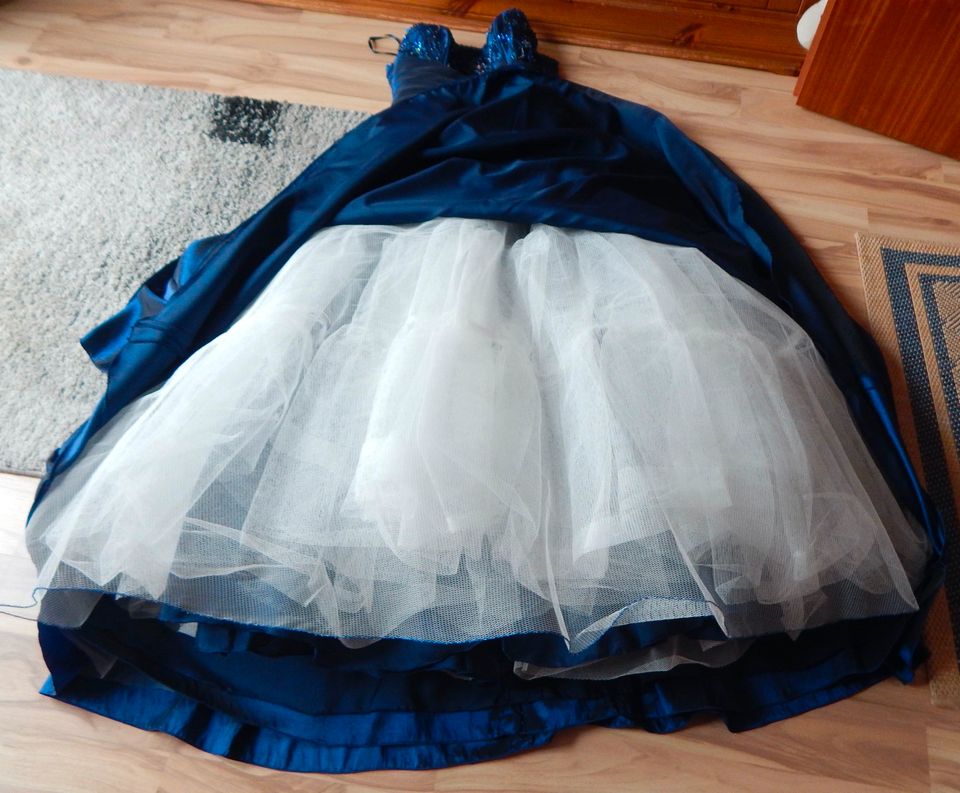 Traumkleid / Ballkleid Blau Gr. 38 / Hochzeit / Ball / Prinzessin in Horneburg