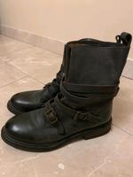 Neuwertig/AKIRA LEDER Schuhe/Gr.41/Stiefel/Biker Schuhe Berlin - Hellersdorf Vorschau