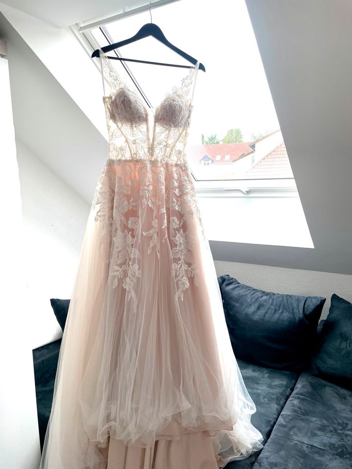 Brautkleid Gr.34 mit zartem Tüll und raffinierter Spitze in Bechtolsheim