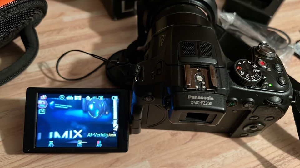 Panasonic LUMIX DMC-FZ200 LEICA 24x opt. Zoom + 64GB + Fototasche in Bayreuth