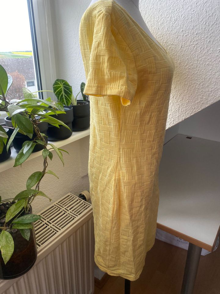 Gelbes Peter Hecht Kleid Sommerkleid Minikleid Größe 40 ca. L in Attenkirchen