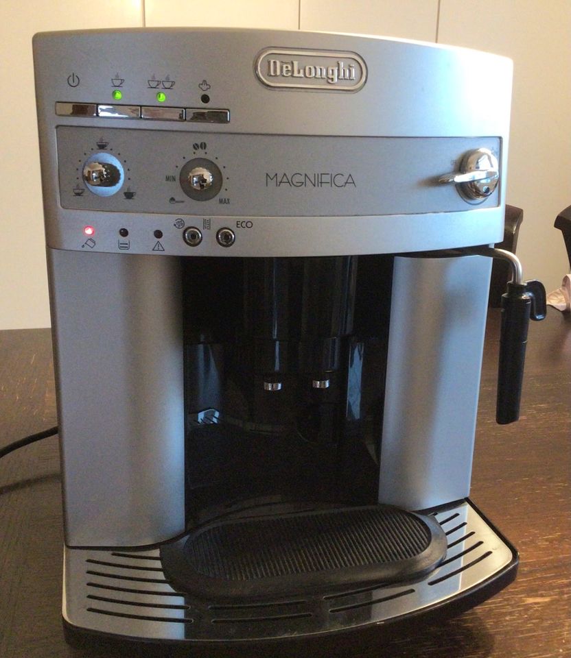 Kaffeeautomat, Delonghi Magnifica in Mettmann