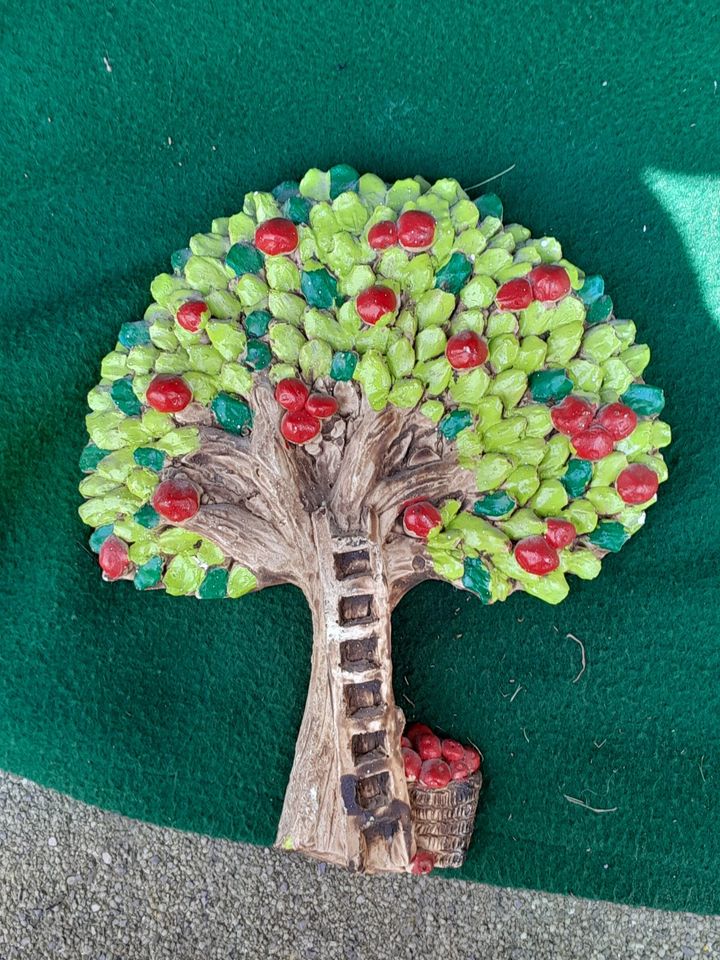 Bezaubernder kleiner Wandschmuck: Obstbaum aus Keramik in Ammersbek