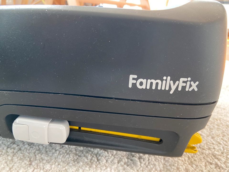 Babyschale Maxi Cosi Pebble mit Family Fix Station, Isofix in Wemding