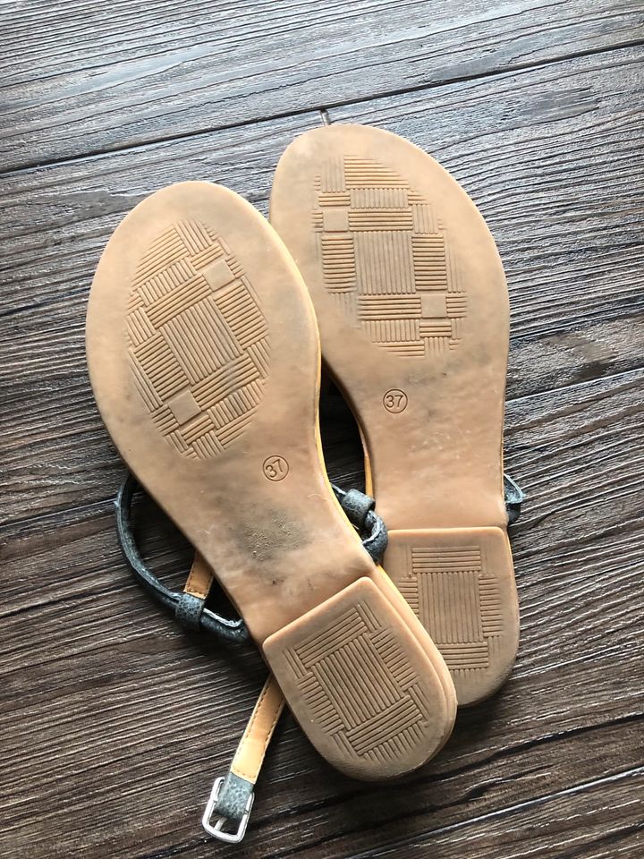 Sandalen, Flip Flips, Größe 37, grau mit Plalietten in Bocholt