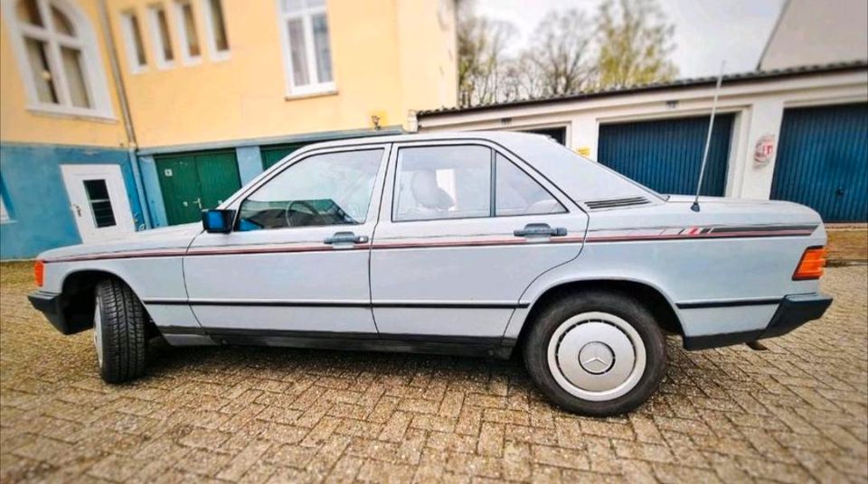 Gepfl. Oldtimer, (Baby Benz) Daimler Benz, Mercedes 190 Typ 201 in Emden