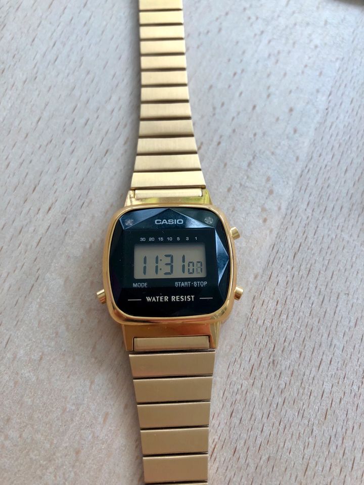 Casio Damen Uhr gold schwarz in Unterschleißheim