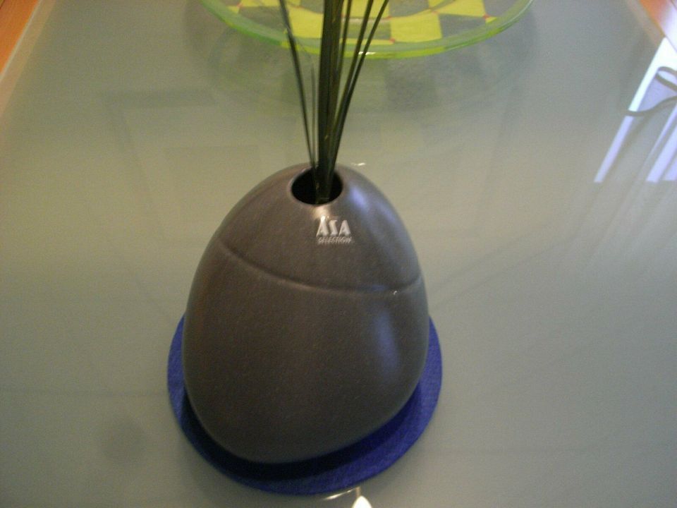 Neuwertige ASA Vase antrazith grau mit Deko in Erftstadt