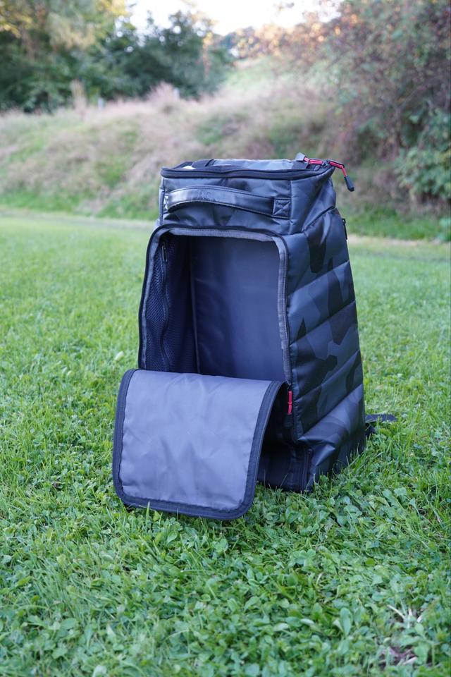 Douchebag The Hugger 30L Limited Edition Black Camo/ Jon Olsson in Königswalde